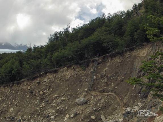 Uma escada de bombeiros para auxiliar a vencer trecho erodido da trilha do glaciar Grey, no parque nacional Torres del Paine, no sul do Chile